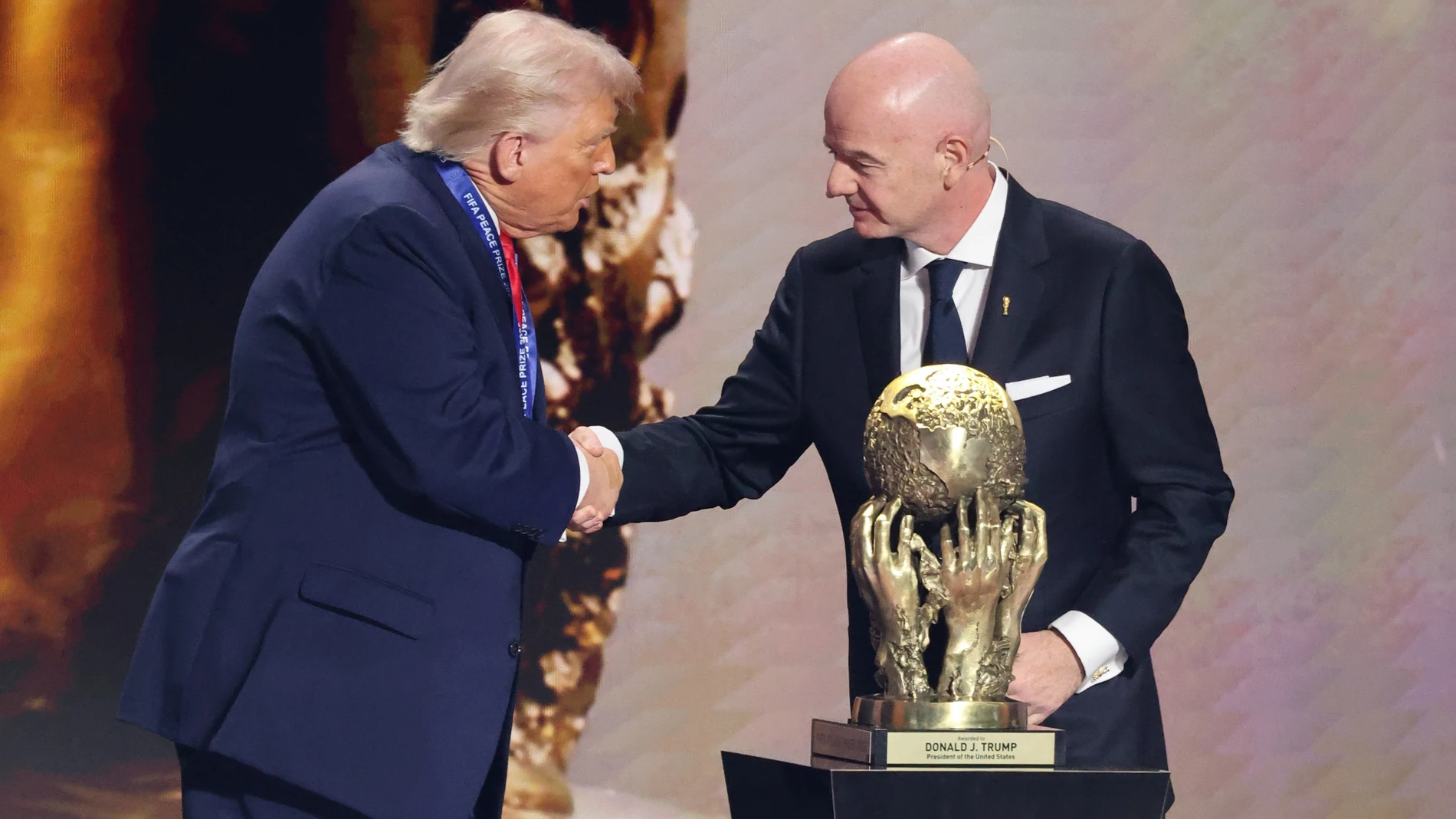 AME6164. WASHINGTON (ESTADOS UNIDOS), 05/12/2025.- El presidente de la FIFA, Gianni Infantino (d), entrega el premio FIFA de la Paz al presidente de Estados Unidos, Donald Trump, durante el sorteo del Mundial de Fútbol FIFA 2026 este viernes, en el Kennedy Center de Washington (Estados Unidos). EFE/ Octavio Guzmán