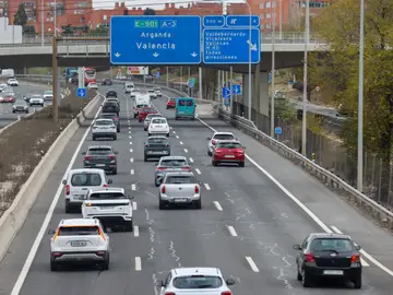 Situación del tráfico en Madrid MADRID, 05/12/2025.- Estado del tráfico en la A-3, carretera de Valencia, sentido salida de Madrid este viernes. Varios accesos a Madrid y vías de Levante, Córdoba y Cantabria registran ya circulación lenta con motivo del inicio del puente de la Constitución, en el que la Dirección General de Tráfico (DGT) prevé 5,7 millones de viajes por carretera.EFE/ Víctor Lerena
