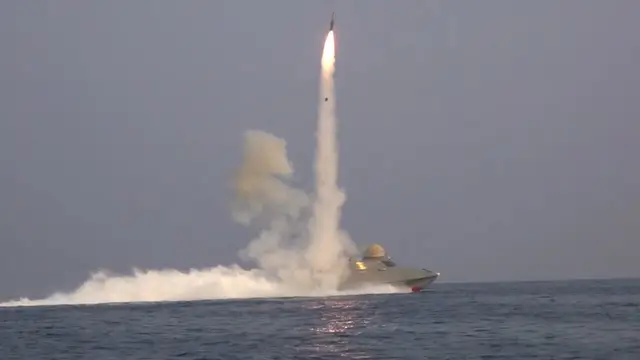 La Armada de la Guardia Revolucionaria lanza misiles balísticos y de crucero durante sus maniobras cerca de Ormuz La Armada de la Guardia Revolucionaria lanza misiles balísticos y de crucero durante sus maniobras cerca de Ormuz