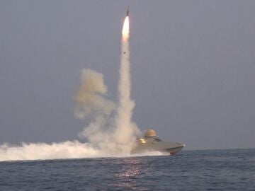 La Armada de la Guardia Revolucionaria lanza misiles bal&iacute;sticos y de crucero durante sus maniobras cerca de Ormuz