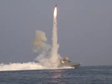 La Armada de la Guardia Revolucionaria lanza misiles balísticos y de crucero durante sus maniobras cerca de Ormuz La Armada de la Guardia Revolucionaria lanza misiles balísticos y de crucero durante sus maniobras cerca de Ormuz