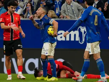 Real Oviedo vs RCD Mallorca OVIEDO, 05/12/2025.- Jugada de la expulsión del capitán del Oviedo Santi Cazorla (2-i), durante el partido de LaLiga de fútbol que Real Oviedo y RCD Mallorca han disputado este viernes en el estadio Carlos Tartiere. EFE/Paco Paredes