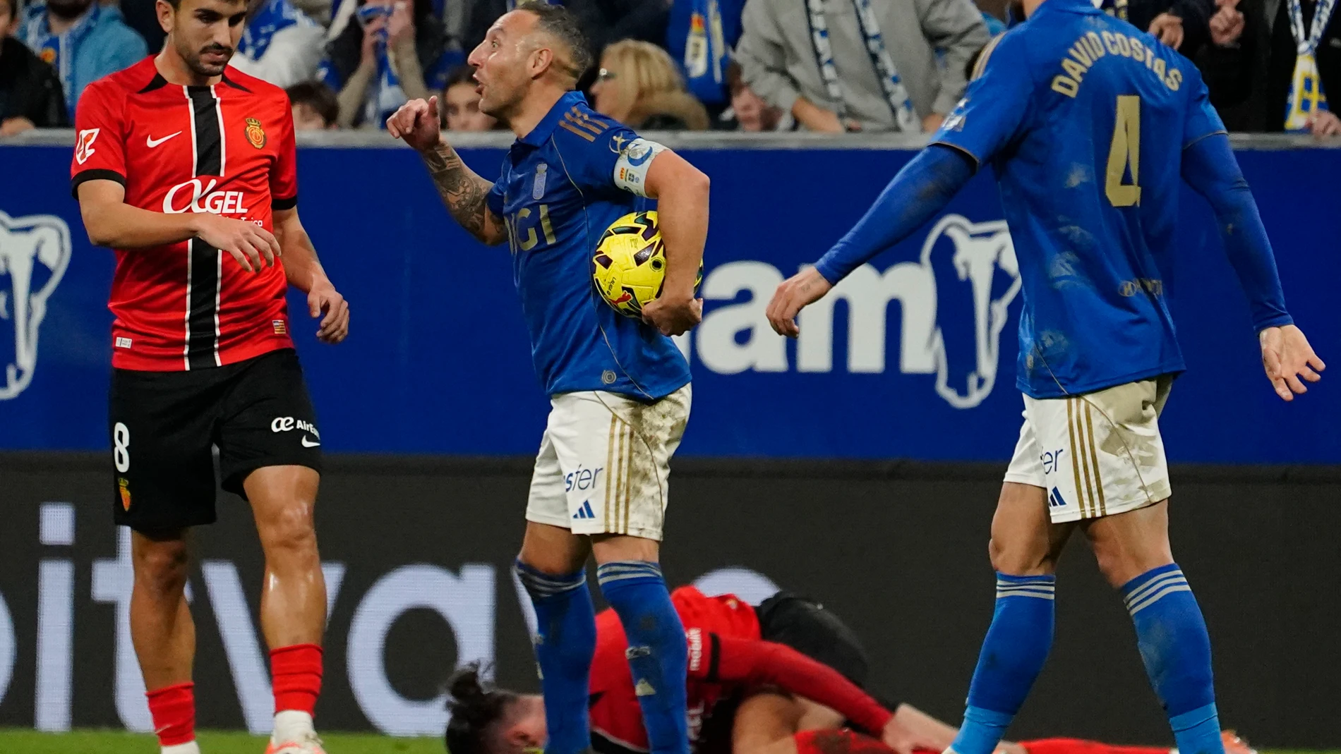 OVIEDO, 05/12/2025.- Jugada de la expulsión del capitán del Oviedo Santi Cazorla (2-i), durante el partido de LaLiga de fútbol que Real Oviedo y RCD Mallorca han disputado este viernes en el estadio Carlos Tartiere. EFE/Paco Paredes