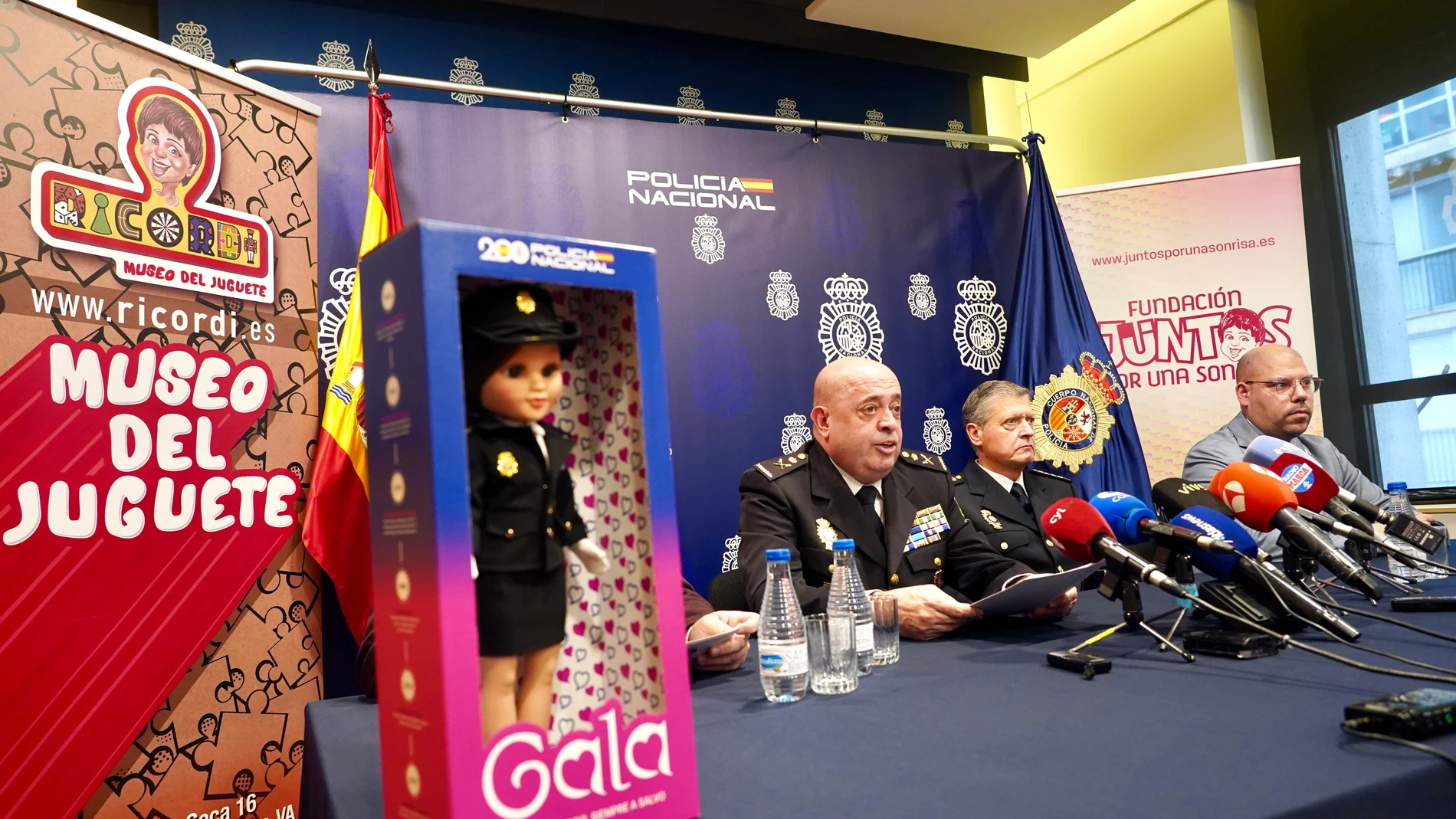 Presentación de la muñeca solidaria Gala de la Policía Nacional