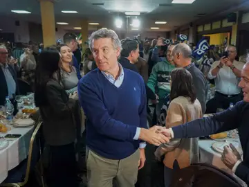 Visita de Feijóo a Cáceres durante la campaña electoral en Extremadura PINOFRANQUEADO (CÁCERES), 05/12/2025.- El presidente del PP, Alberto Núñez Feijóo, interviene en una comida-mitin con afiliados y simpatizantes celebrada en la localidad cacereña de Pinofranqueado este viernes con motivo de la campaña electoral de los comicios autonómicos del 21 de diciembre en Extremadura. EFE/ Eduardo Palomo