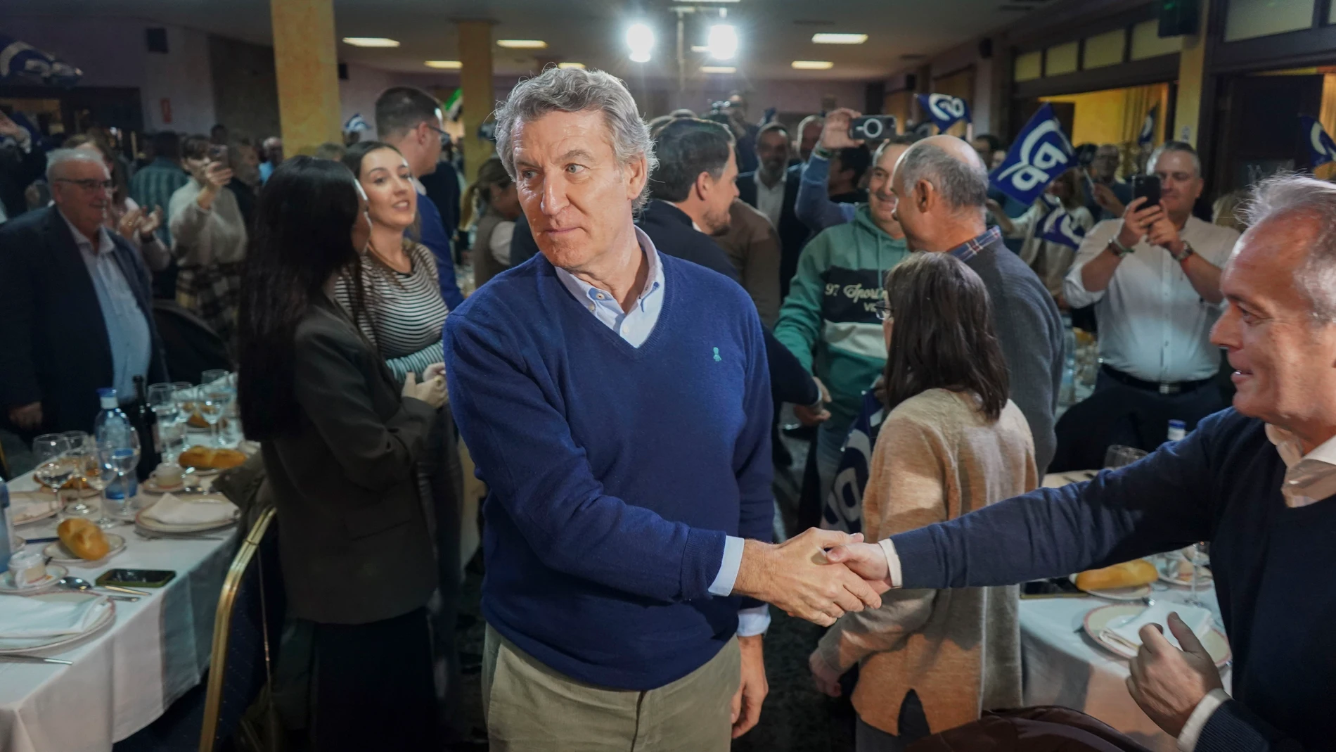 PINOFRANQUEADO (CÁCERES), 05/12/2025.- El presidente del PP, Alberto Núñez Feijóo, interviene en una comida-mitin con afiliados y simpatizantes celebrada en la localidad cacereña de Pinofranqueado este viernes con motivo de la campaña electoral de los comicios autonómicos del 21 de diciembre en Extremadura. EFE/ Eduardo Palomo