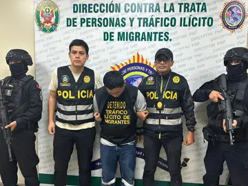 Detienen en Perú al asesino de una adolescente española que llevaba 15 años prófugo AME6316. LIMA (PERÚ), 05/12/2025.- Fotografía cedida por la Oficina de Interpol Lima que muestra a Cristian Hernán Yong Granadino (c), alias 'Chuki´, custodiado por integrantes de la Policía Nacional de Perú (PNP) este viernes, en Lima (Perú). La PNP detuvo a alias 'Chuki´, quien era requerido por la Justicia española y estaba incluido en la lista de los más buscados a nivel mundial por Europol por el asesinato de la adolescente Silvia Rodríguez Fernández, ocurrido en 2010 en el municipio mad...