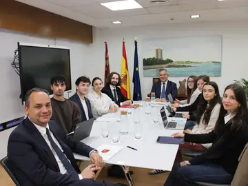 El Gobierno regional refuerza las becas Erasmus con más de 419.000 euros para los universitarios de la Región El consejero Juan María Vázquez durante la reunión que mantuvo con los representantes de los consejos de estudiantes de la Universidad de Murcia y la Universidad Politécnica de Cartagena. Carme Ripollés / Europa Press 06/12/2025