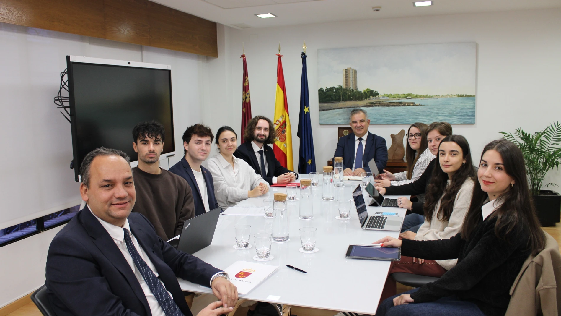 El consejero Juan María Vázquez durante la reunión que mantuvo con los representantes de los consejos de estudiantes de la Universidad de Murcia y la Universidad Politécnica de Cartagena. Carme Ripollés / Europa Press 06/12/2025