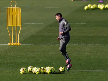 Xabi Alonso, en el entrenamiento del Madrid este sábado MADRID, 06/12/2025.- El entrenador del Real Madrid, Xabi Alonso, durante el entrenamiento realizado este sábado en la Ciudad Deportiva de Valdebebas de cara al partido de Liga que disputa mañana domingo ante el Celta de Vigo. EFE/Sergio Pérez