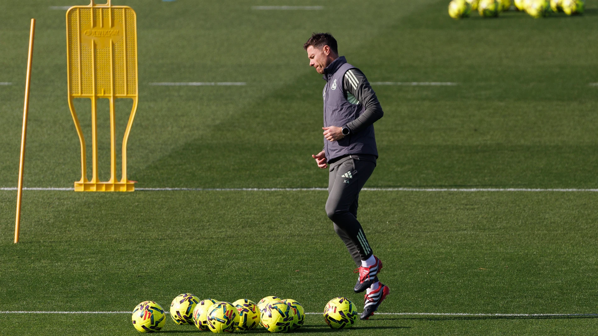 MADRID, 06/12/2025.- El entrenador del Real Madrid, Xabi Alonso, durante el entrenamiento realizado este sábado en la Ciudad Deportiva de Valdebebas de cara al partido de Liga que disputa mañana domingo ante el Celta de Vigo. EFE/Sergio Pérez