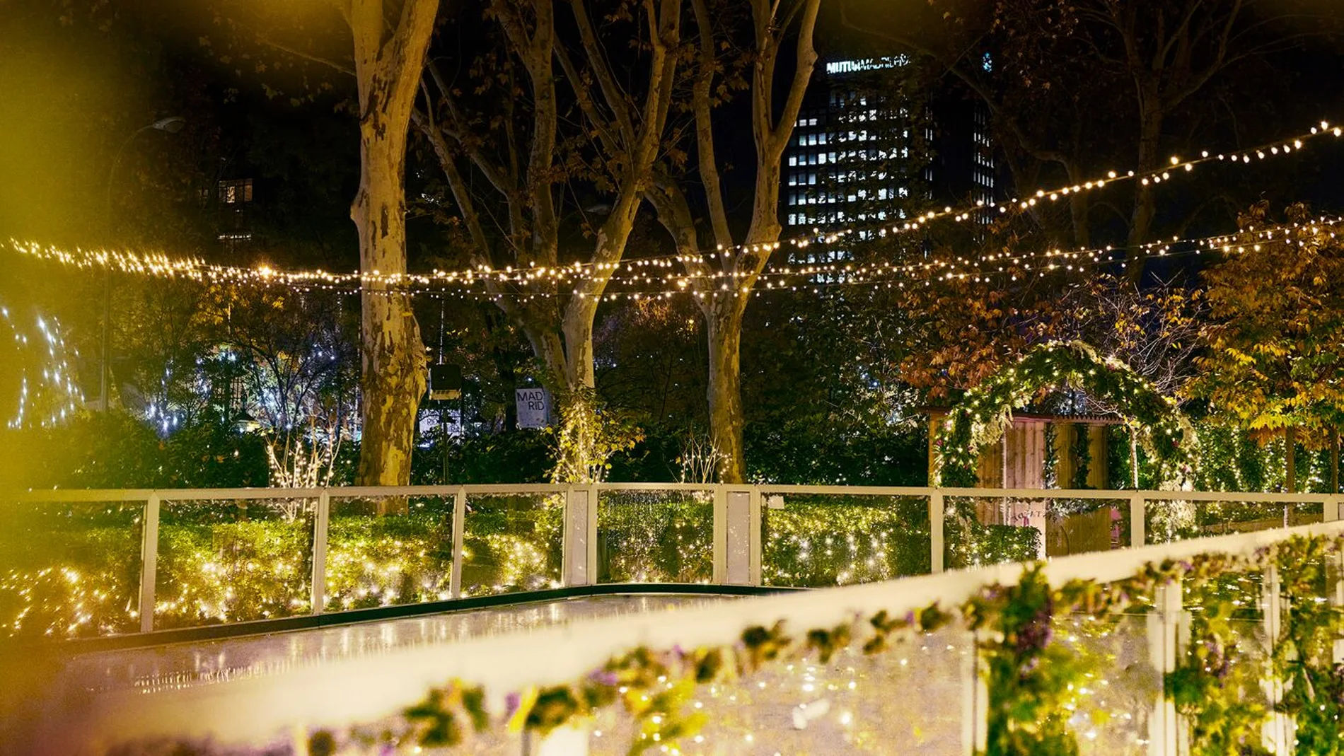 El Hotel Rosewood Villa Magna tiene una de las pistas de hielo más especiales