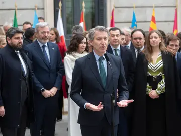 El Congreso celebra un acto institucional por el Día de la Constitución El presidente del PP, Alberto Núñez Feijóo, durante el acto institucional por el Día de la Constitución, en el Congreso de los Diputados, a 6 de diciembre de 2025, en Madrid (España). Las Cortes Generales conmemoran el 47º aniversario de la aprobación de la Constitución con un acto institucional en el Salón de Pasos Perdidos. El acto ha estado marcado por la intensa situación política y judicial del momento, incluida la condena al ex fiscal general y la entrada en prisión del exministro de Tr...