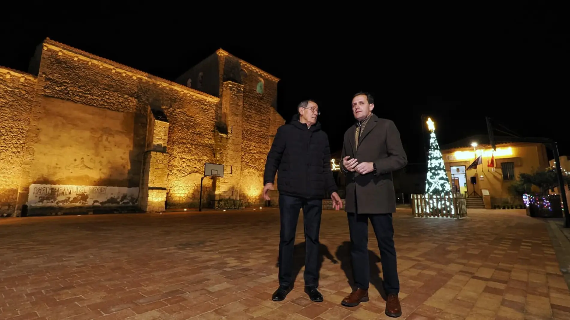 El presidente de la Diputación de Valladolid, Conrado Íscar, acompañado por el alcalde de Manzanillo, Mariano Calvo