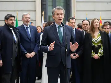 Acto institucional por el Día de la Constitución MADRID, 06/12/2025.- El líder del Partido Popular, Alberto Núñez Feijóo (c), en presencia de los presidentes autonómicos de Andalucía, Juanma Moreno (2d), Murcia, Fernando López-Miras (i), y Aragón, Jorge Azcón (2i), hace una declaración a la prensa a su llegada al acto institucional por el Día de la Constitución, este sábado, en Madrid. EFE/Borja Sánchez-Trillo