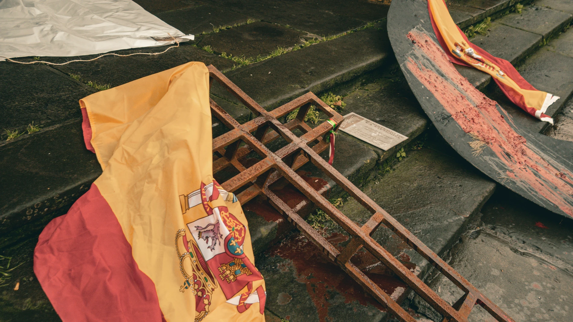 Símbolos retirados por Ernai aparecidos en la plaza Santa Ana de Durango. REMITIDA / HANDOUT por PLUGIN ESTUDIOA Fotografía remitida a medios de comunicación exclusivamente para ilustrar la noticia a la que hace referencia la imagen, y citando la procedencia de la imagen en la firma 06/12/2025