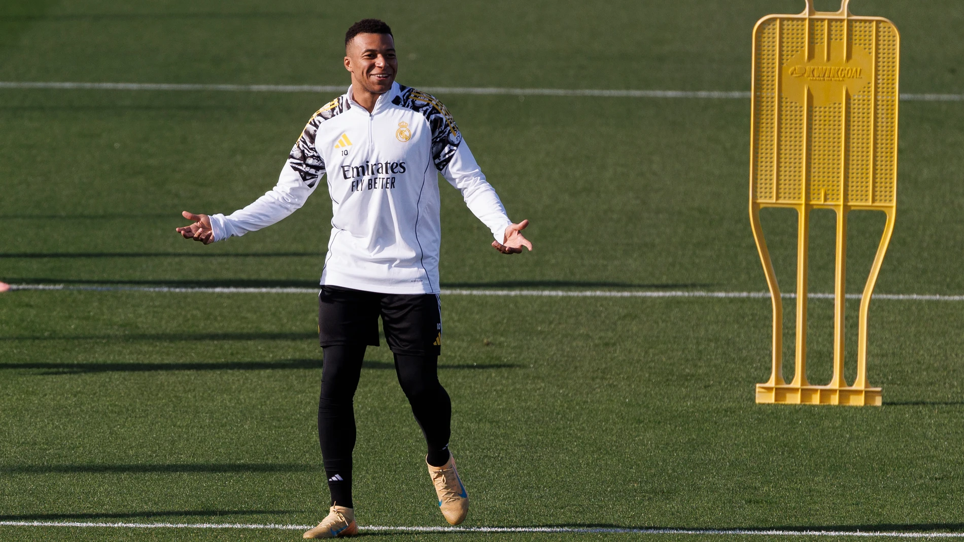 MADRID, 06/12/2025.- El delantero francés del Real Madrid Kylian Mbappé durante el entrenamiento realizado este sábado en la Ciudad Deportiva de Valdebebas de cara al partido de Liga que disputa mañana domingo ante el Celta de Vigo. EFE/Sergio Pérez