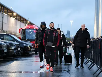 Salah, a su llegada para el partido ante el Leeds LEEDS (United Kingdom), 06/12/2025.- Liverpool's Mohamed Salah arrives for the English Premier League match between Leeds United and Liverpool in Leeds, Great Britain, 06 December 2025. (Gran Bretaña, Reino Unido) EFE/EPA/ALEX DODD EDITORIAL USE ONLY. No use with unauthorized audio, video, data, fixture lists, club/league logos, 'live' services or NFTs. Online in-match use limited to 120 images, no video emulation. No use in betting, games or single club/league/player publications.