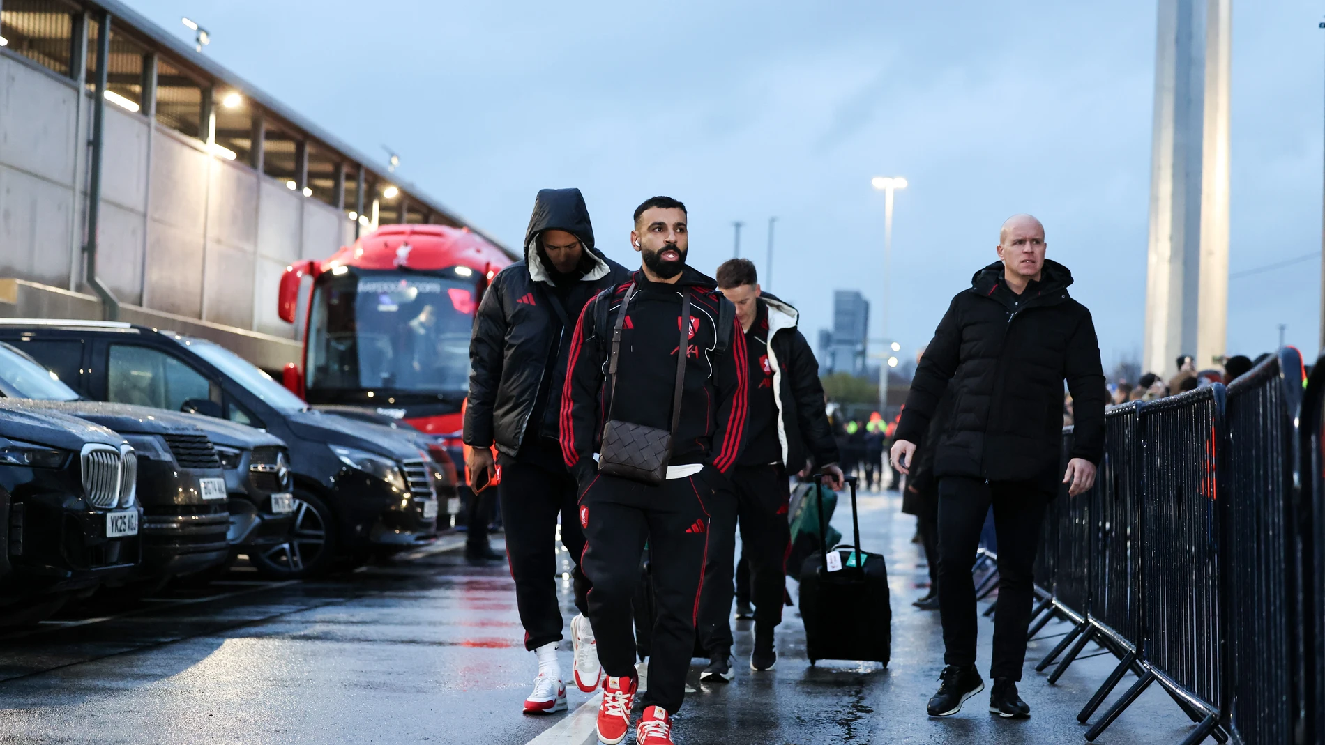 LEEDS (United Kingdom), 06/12/2025.- Liverpool's Mohamed Salah arrives for the English Premier League match between Leeds United and Liverpool in Leeds, Great Britain, 06 December 2025. (Gran Bretaña, Reino Unido) EFE/EPA/ALEX DODD EDITORIAL USE ONLY. No use with unauthorized audio, video, data, fixture lists, club/league logos, 'live' services or NFTs. Online in-match use limited to 120 images, no video emulation. No use in betting, games or single club/league/player publications.