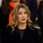 Yolanda Díaz con traje de efecto terciopelo.