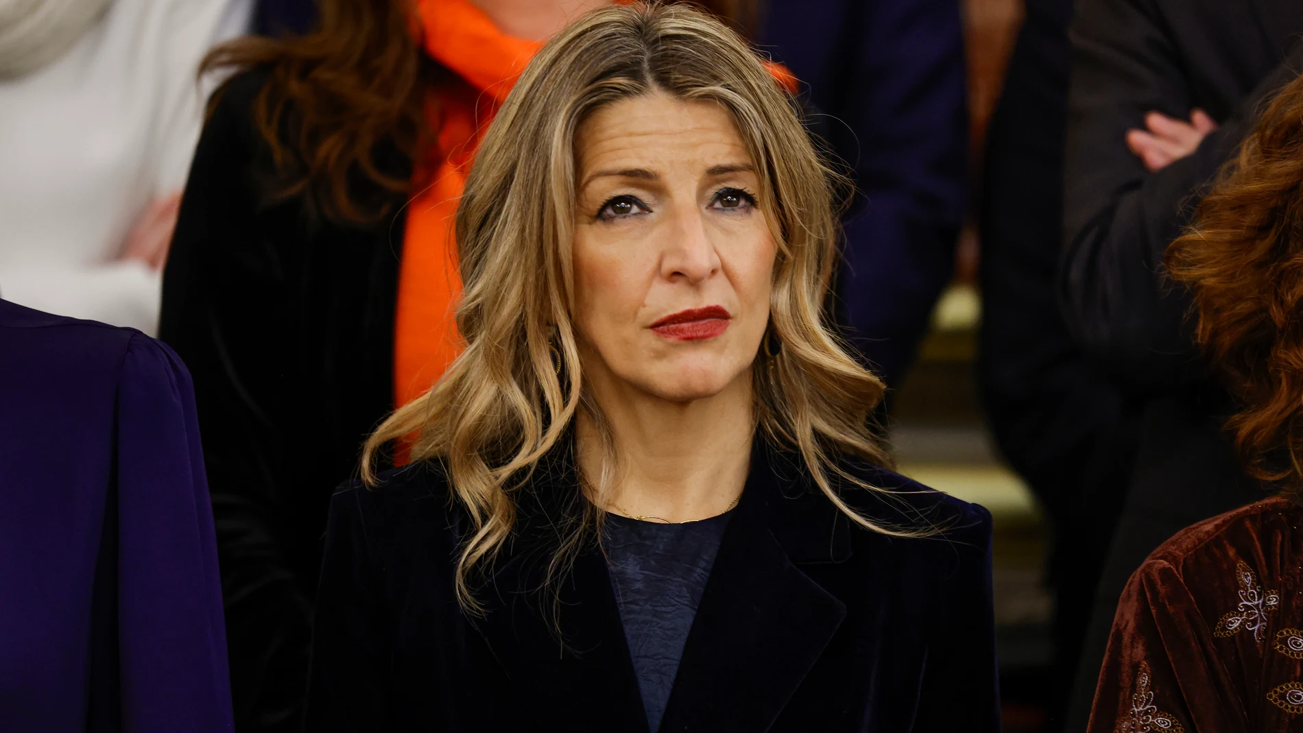 Yolanda Díaz con traje de efecto terciopelo.