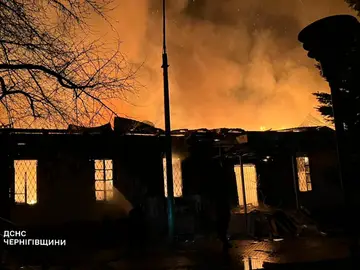 Un misil ruso provoca un incendio en la región ucraniana de Chernihiv CHERNIHIV (Ukraine), 06/12/2025.- A handout picture made available by the State Emergency Service shows a fire at a location after Russian missiles and drone strikes in Chernihiv region, Ukraine, 06 December 2025, amid the ongoing Russian invasion. At least eight people were injured after Russian shelling overnight in Ukraine, with 51 missiles of different types and 653 shock drones, according to the State Emergency Service report. (Rusia, Ucrania, Kiev) EFE/EPA/STATE EMERGENCY SERVICE HANDOU...