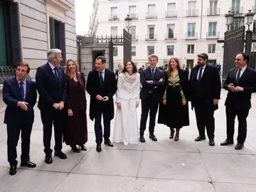 Acto institucional por el Día de la Constitución MADRID, 06/12/2025.- El líder del Partido Popular, Alberto Núñez Feijóo (4d), conversa con los presidentes autonómicos de Aragón, Jorge Azcón (2i); Andalucía, Juanma Moreno (4i); Madrid, Isabel Díaz Ayuso (5i); Murcia, Fernando López-Miras (2d), y Valencia, Juanfran Pérez Llorca (d); con la portavoz del PP en el Congreso, Ester Muñoz (3d), el alcalde de Madrid, José Luis Martínez Almeida (i), y la portavoz del PP en el Senado, Alicia García (3i), a su llegada al acto institucional por el Día ...