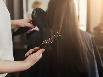 Si quieres un acabado profesional sin ir a la peluquería, este secador firmado por Karl Lagerfeld es una de las opciones más completas del año Rowenta x Karl Lagerfeld