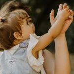 Ni&ntilde;a con su madre