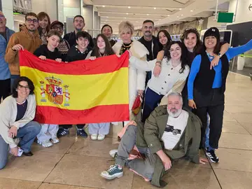 Gonzalo Pinillos ya está en Tiflis MADRID, 07/12/2025.- La delegación española de RTVE en Eurovisión ha llegado a la capital georgiana, donde el próximo 13 de diciembre se celebrará la 26ª edición de Eurovisión Junior. El equipo está preparado para escribir un nuevo capítulo en el festival infantil junto al artista español, que interpretará Érase una vez (Once upon a time). En la imagen, la delegación en el aeropuerto antes de partir, este domingo. EFE/RTVE *****SOLO USO EDITORIAL/SOLO DISPONIBLE PARA ILUSTRAR LA NOTICIA QU...