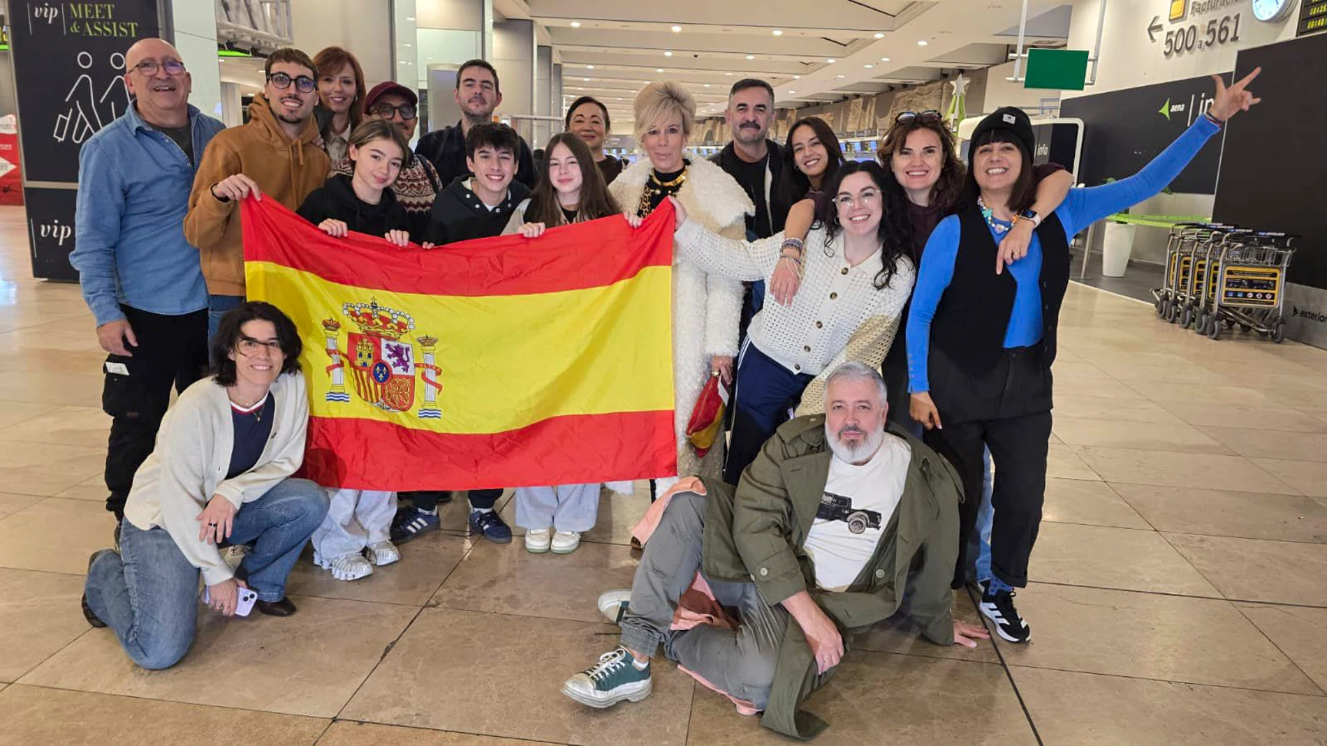 MADRID, 07/12/2025.- La delegación española de RTVE en Eurovisión ha llegado a la capital georgiana, donde el próximo 13 de diciembre se celebrará la 26ª edición de Eurovisión Junior. El equipo está preparado para escribir un nuevo capítulo en el festival infantil junto al artista español, que interpretará Érase una vez (Once upon a time). En la imagen, la delegación en el aeropuerto antes de partir, este domingo. EFE/RTVE *****SOLO USO EDITORIAL/SOLO DISPONIBLE PARA ILUSTRAR LA NOTICIA QU...