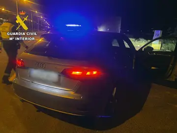 Detenida en Murcia una conductora por circular en sentido contrario y cuadruplicar la tasa de alcoholemia La Guardia Civil de la Región de Murcia ha detenido a una mujer que fue sorprendida conduciendo un turismo, en el que también viajaba a bordo su hijo menor de edad REMITIDA / HANDOUT por Guardia Civil Fotografía remitida a medios de comunicación exclusivamente para ilustrar la noticia a la que hace referencia la imagen, y citando la procedencia de la imagen en la firma 07/12/2025