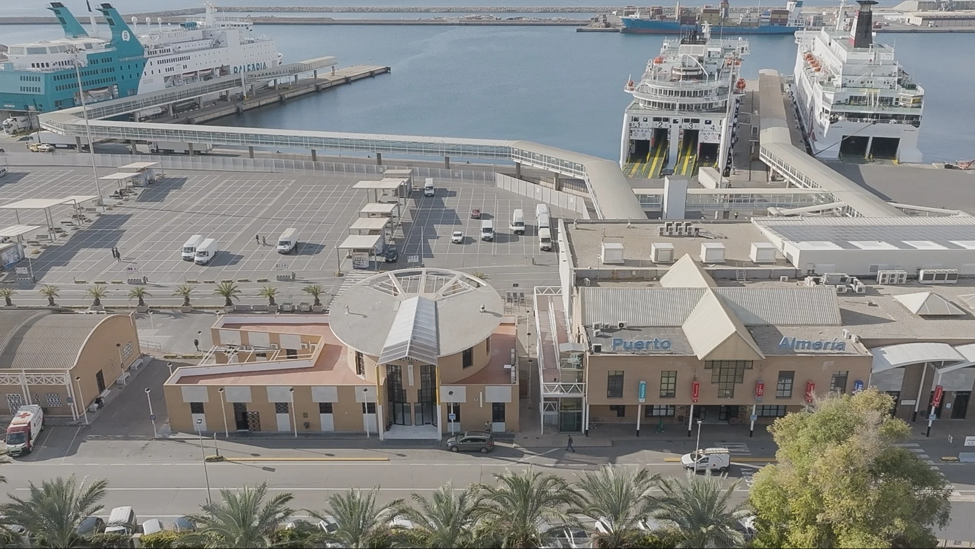 Estación marítima y los edificios anexos del Puerto de Almería.