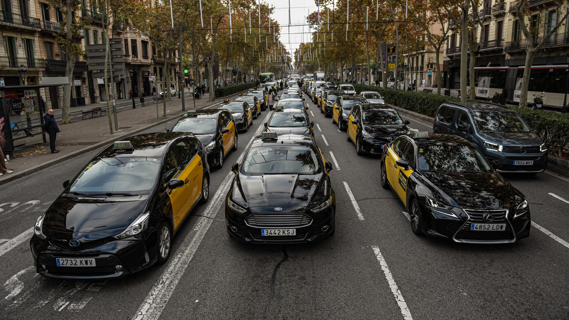 Taxis parados en la Gran Via de Barcelona ALBERTO PAREDES - EUROPA PRESS 09/12/2025