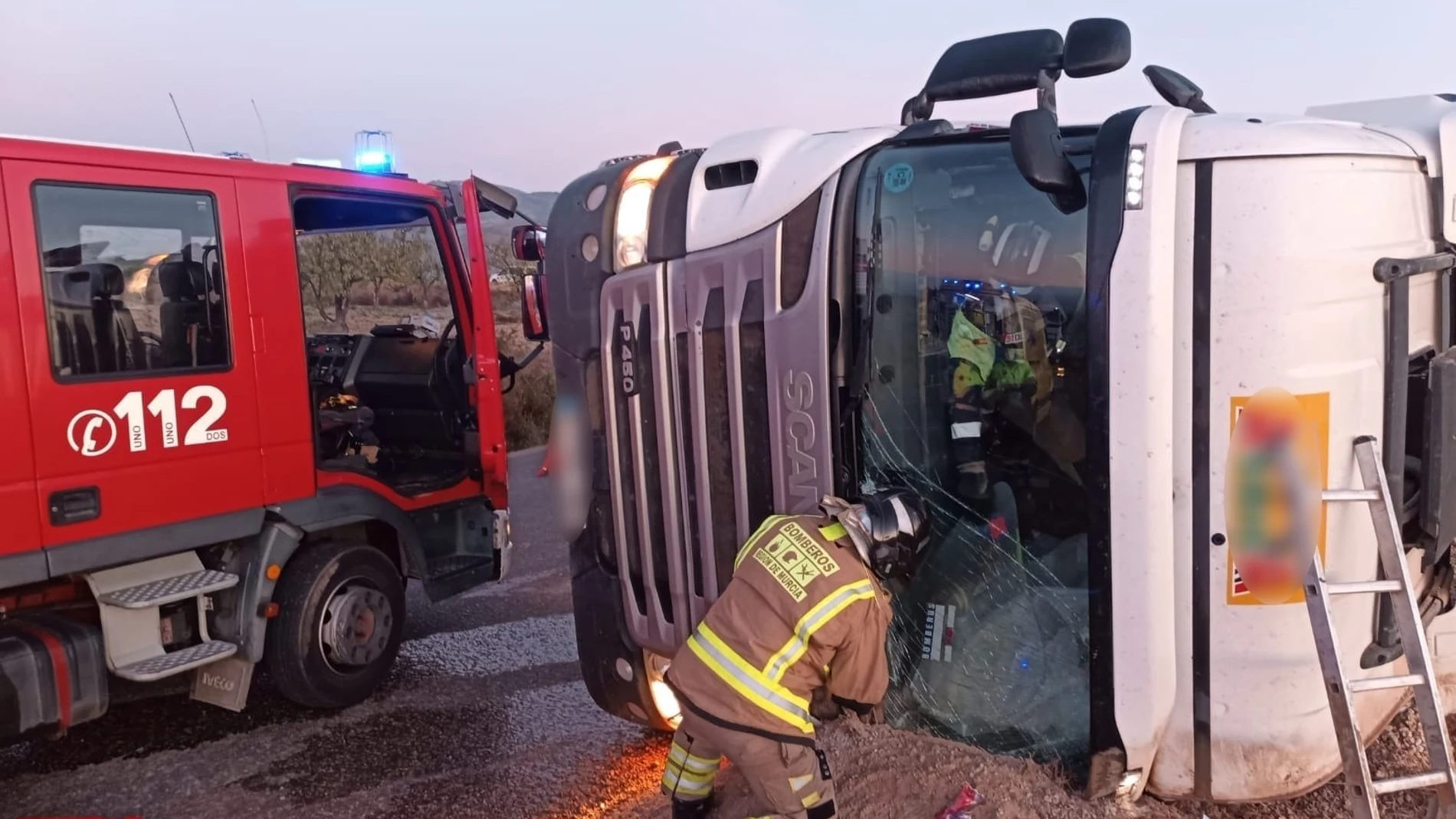 Imagen del camión volcado REMITIDA / HANDOUT por CEIS Fotografía remitida a medios de comunicación exclusivamente para ilustrar la noticia a la que hace referencia la imagen, y citando la procedencia de la imagen en la firma 09/12/2025