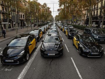 Econom&iacute;a.- El sector del taxi inicia la jornada de paro general en Barcelona contra grandes plataformas de VTC