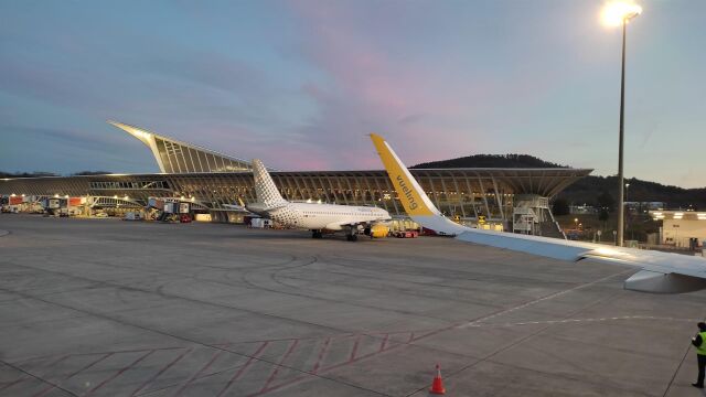 Se elevan a tres los vuelos desviados en el aeropuerto de Bilbao por las fuertes rachas de viento