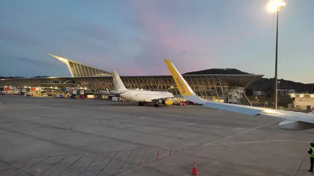 Se elevan a tres los vuelos desviados en el aeropuerto de Bilbao por las fuertes rachas de viento Se elevan a tres los vuelos desviados en el aeropuerto de Bilbao por las fuertes rachas de viento