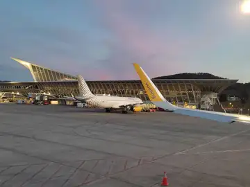 Se elevan a tres los vuelos desviados en el aeropuerto de Bilbao por las fuertes rachas de viento Se elevan a tres los vuelos desviados en el aeropuerto de Bilbao por las fuertes rachas de viento