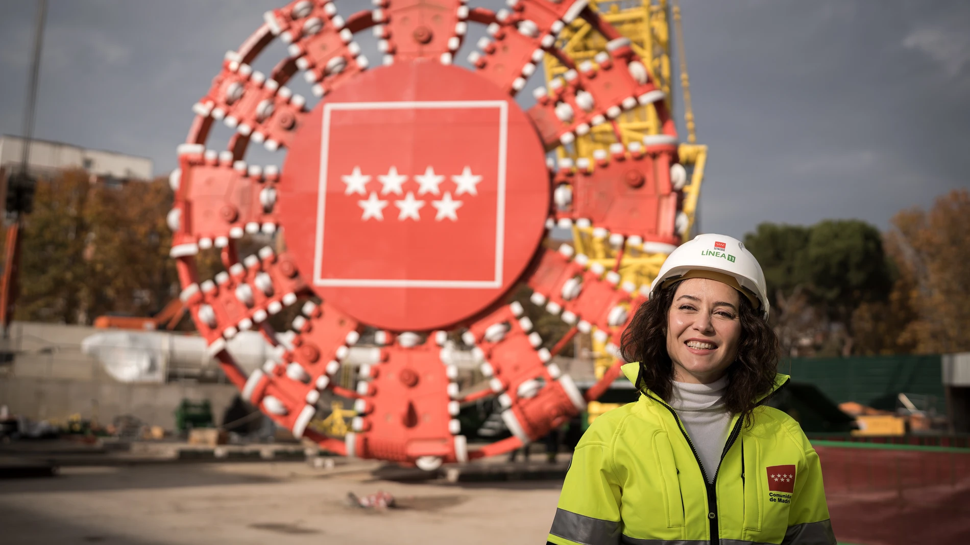 La presidenta de la Comunidad de Madrid, Isabel Díaz Ayuso, asiste al inicio del montaje de la tuneladora Mayrit, a 9 de diciembre de 2025, en Madrid (España). La tuneladora Mayrit, de 98 metros de longitud y 1.500 toneladas de peso, se incorpora a los trabajos de ampliación de la Línea 11 de Metro para perforar el túnel entre Plaza Elíptica y Conde de Casal. 09 DICIEMBRE 2025 Diego Radamés / Europa Press 09/12/2025