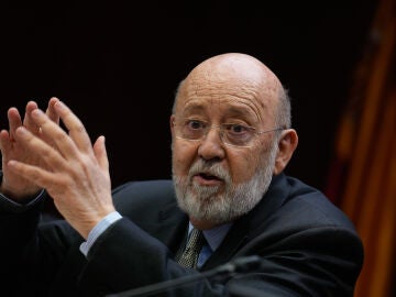 MADRID, 09/12/2025.- El presidente del Centro de Investigaciones Sociol&oacute;gicas (CIS), Jos&eacute; F&eacute;lix Tezanos, durante su comparecencia este martes ante la comisi&oacute;n de investigaci&oacute;n del Senado sobre su gesti&oacute;n al frente del instituto demosc&oacute;pico. EFE/ Borja S&aacute;nchez-Trillo 