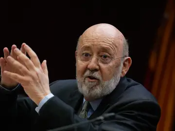 Tezanos comparece en la comisión de investigación del Senado sobre el CIS MADRID, 09/12/2025.- El presidente del Centro de Investigaciones Sociológicas (CIS), José Félix Tezanos, durante su comparecencia este martes ante la comisión de investigación del Senado sobre su gestión al frente del instituto demoscópico. EFE/ Borja Sánchez-Trillo