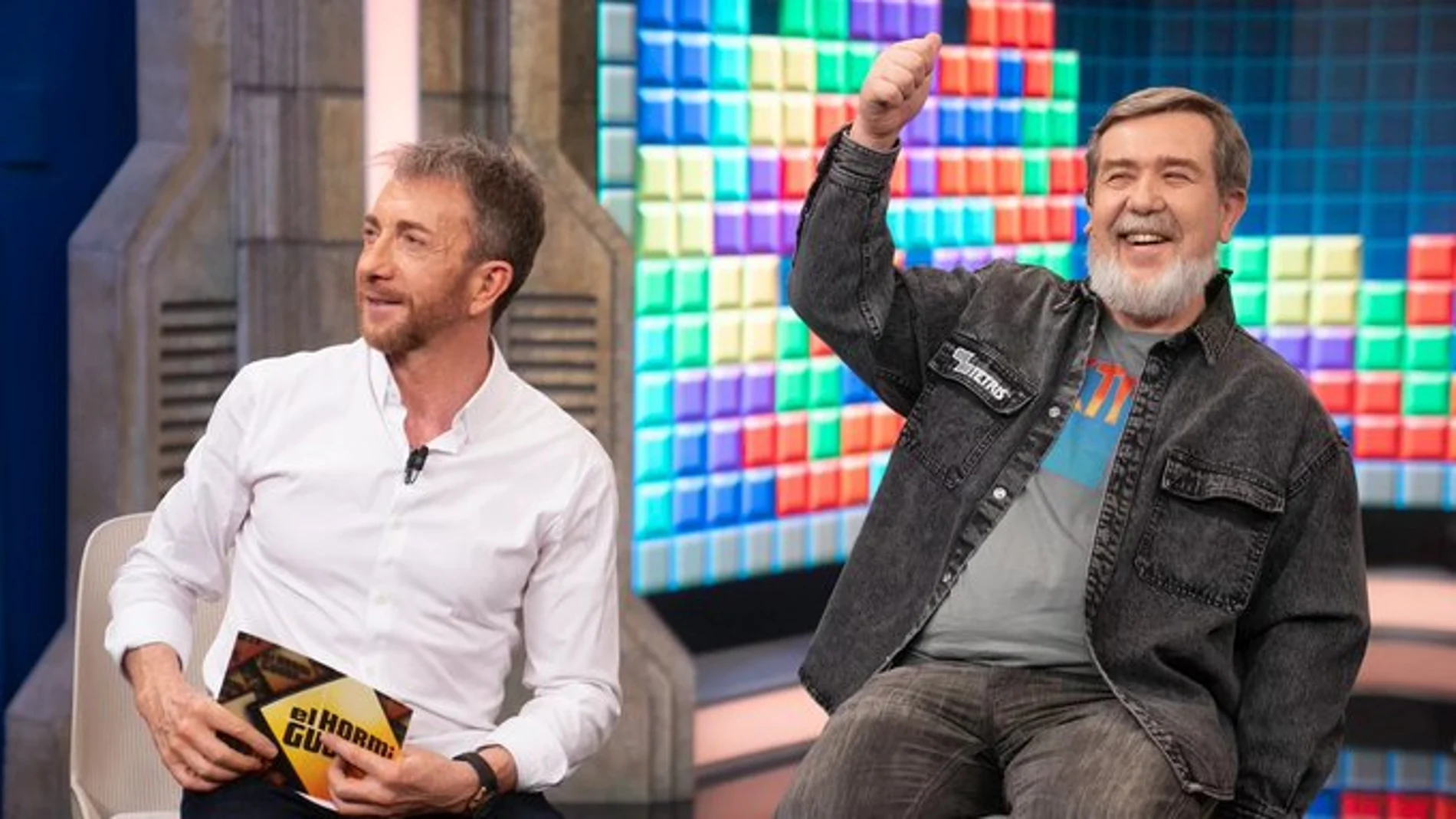 Pablo Motos junto al creador del Tetris, Alekséi Pázhitnov, en su visita al plató de 'El Hormiguero'