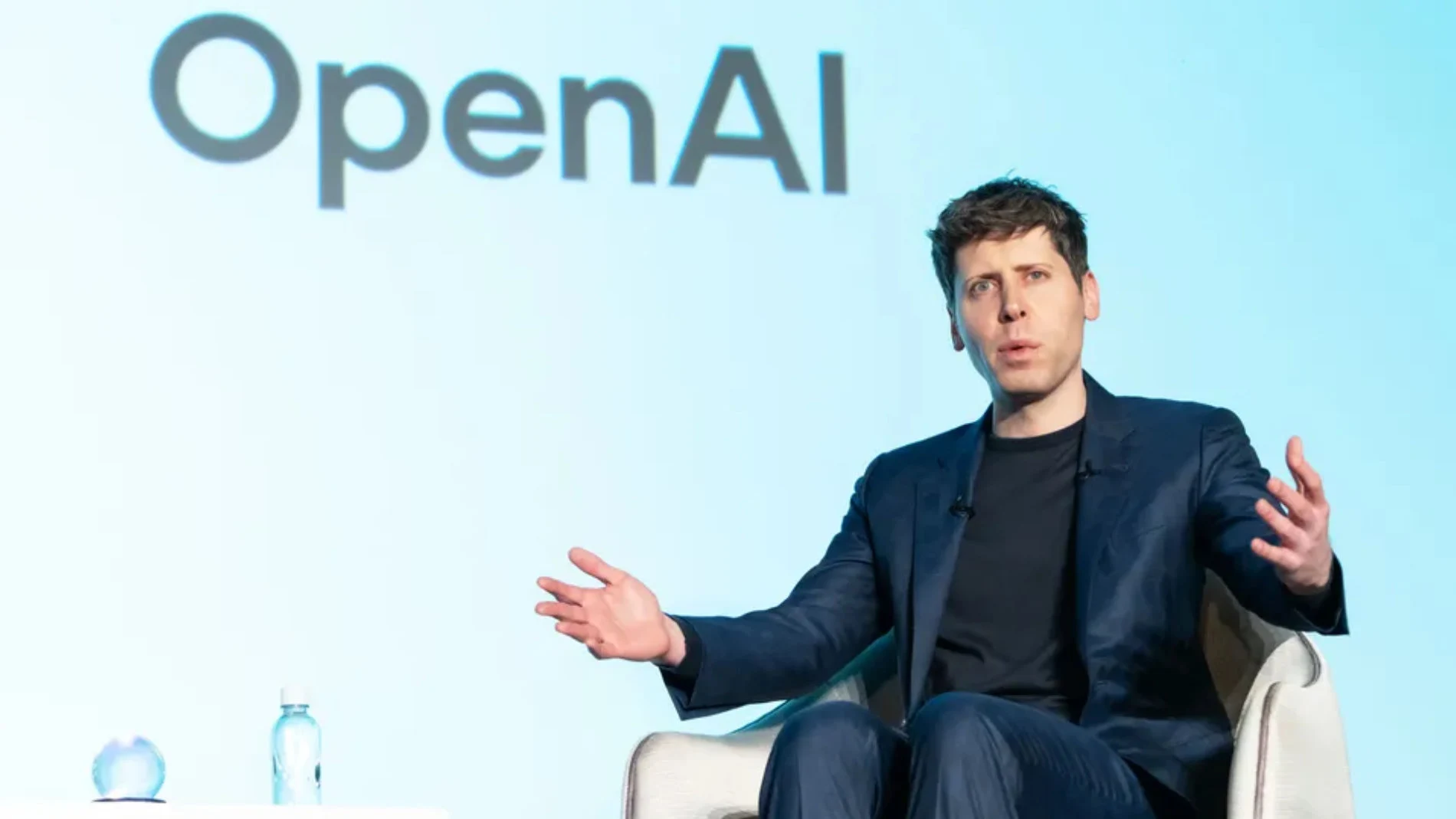 Sam Altman, CEO de OpenAI, acelera el lanzamiento de GPT-5,2 para competir con Gemini 3