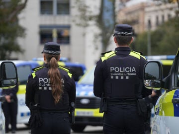 Agentes de la Guardia Urbana durante la presentaci&oacute;n de los nuevos veh&iacute;culos del cuerpo policial