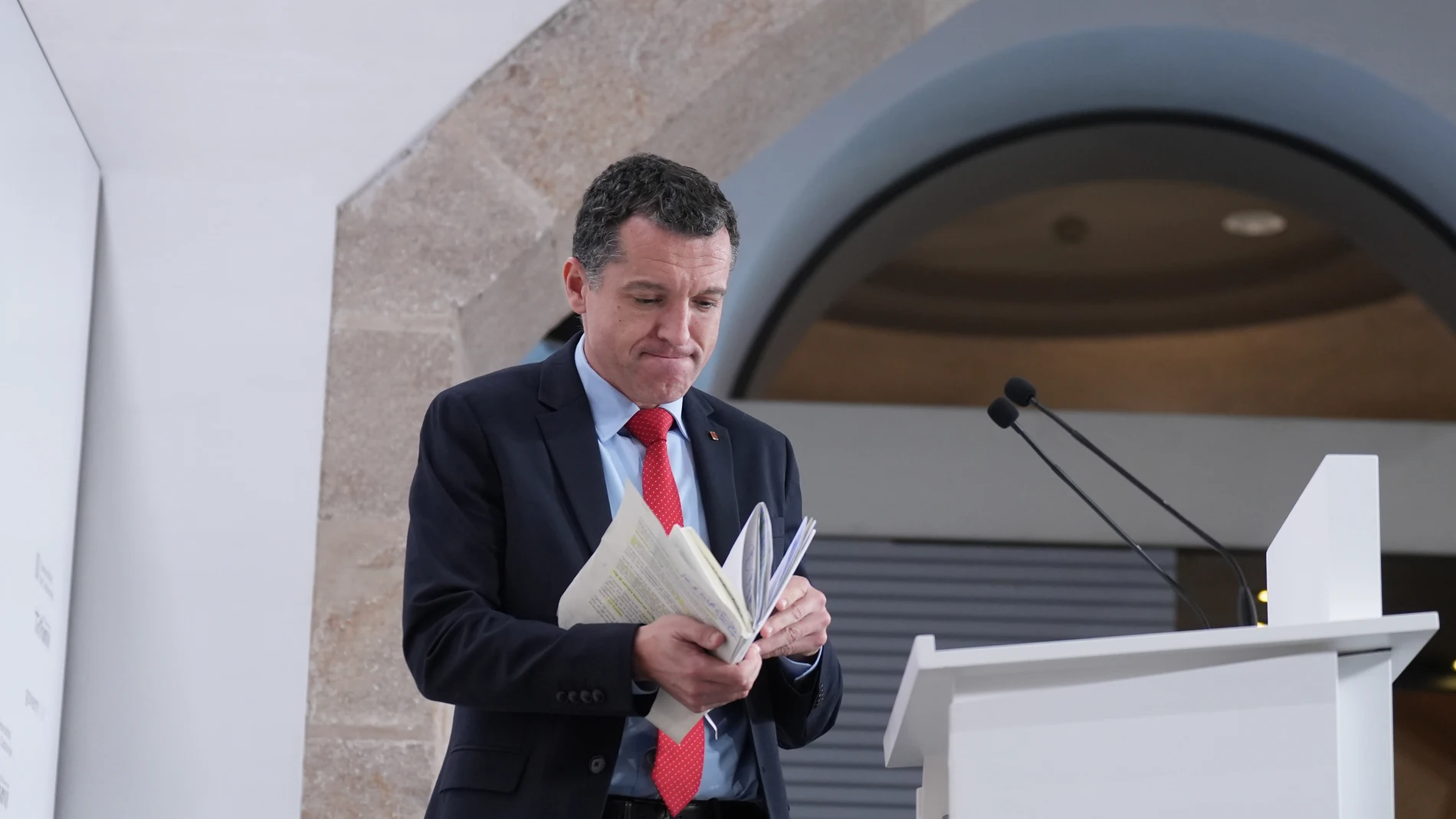 El conseller de Agricultura de la Generalitat, Òscar Ordeig, ofrece una rueda de prensa, en el Palau de la Generalitat, a 9 de diciembre de 2025, en Barcelona, Catalunya (España). Hace más de diez días que estalló el banorte de peste porcina africana en Catalunya y aunque aún se desconoce el origen, la investigación apunta a los laboratorios del IRTA, empresa pública de investigación científica agroalimentaria de la Generalitat. La crisis ya le ha costado varios millones al sector porcino esp...