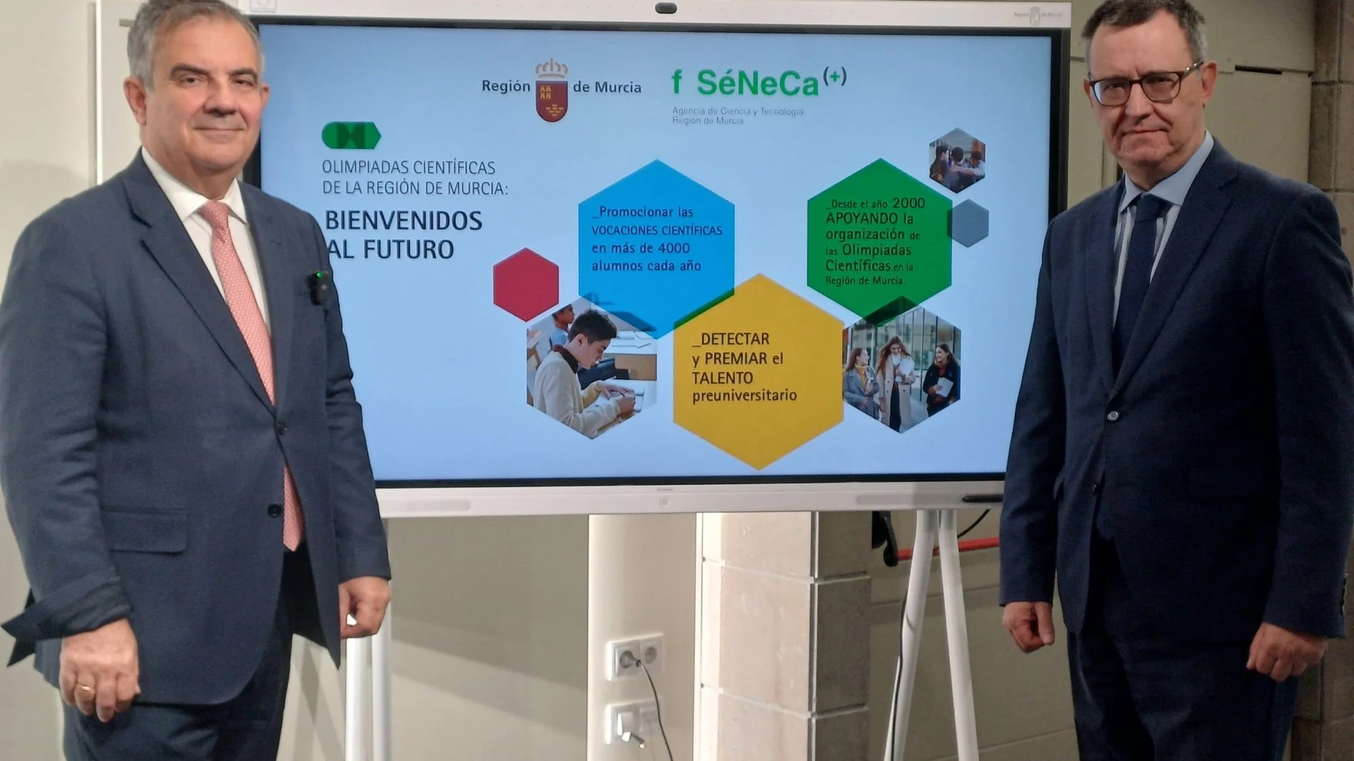 El consejero de Medio Ambiente, Universidades, Investigación y Mar Menor, Juan María Vázquez, junto con el director gerente de la Fundación Séneca, Antonio González, en la presentación de la convocatoria de las Olimpiadas Científicas 2026 Carme Ripollés / Europa Press 09/12/2025