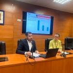 La decana de la citada facultad, Maripaz Mu&ntilde;oz, junto a Javier Jorge V&aacute;zquez