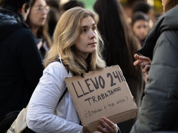 Varias personas durante una manifestaci&oacute;n, a 9 de diciembre de 2025, en Madrid (Espa&ntilde;a). La Confederaci&oacute;n Espa&ntilde;ola de Sindicatos M&eacute;dicos (CESM) y el Sindicato M&eacute;dico Andaluz (SMA) han convocado cuatro jornadas de huelga nacional desde este martes al viernes, 12 de diciembre, a las que se han sumado otros sindicatos, para mostrar el rechazo de la profesi&oacute;n al nuevo Estatuto Marco del personal del Sistema Nacional de Salud (SNS) propuesto por el Ministerio de Sanidad. 09 DICIEMBRE 2025 Ananda...