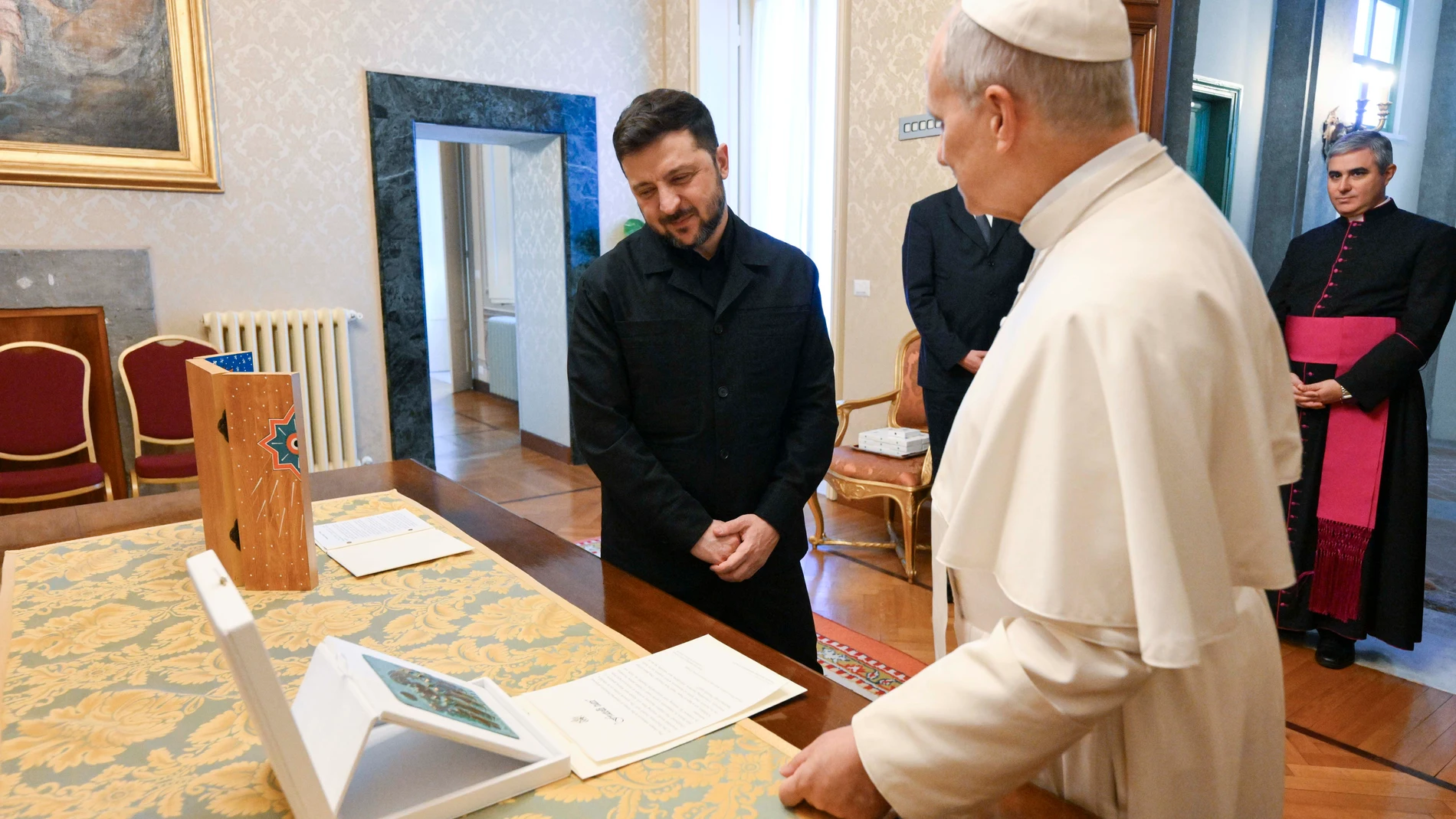 Roma (Italia), 09/12/2025.- El presidente ucraniano, Volodímir Zelenski, y el papa León XIV, durante su reunión privada en Villa Barberini, la residencia papal, en Castel Gandolfo, Roma, Italia, este martes.-EFE/ Simone Risoluti /Dicastero per La Comunicazione ***SOLO USO EDITORIAL/SOLO DISPONIBLE PARA ILUSTRAR LA NOTICIA QUE ACOMPAÑA (CRÉDITO OBLIGATORIO)***